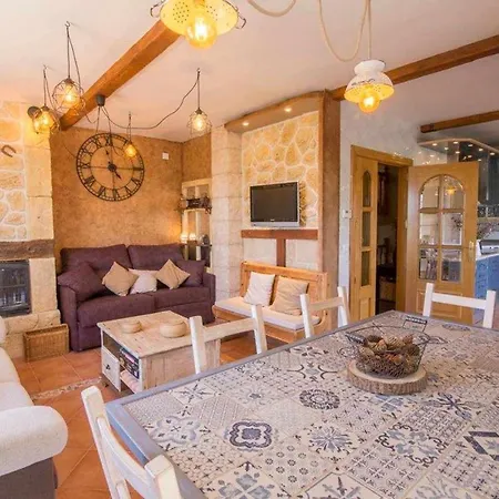 Casa Con Piscina Y Barbacoa *